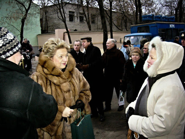 Л.И. Швецова и В.Ф. Дименко на открытии памятника Марине Цветаевой. Москва, 26 декабря 2007﻿