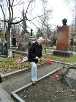 1 Е.В. Алехина, главный хранитель Государственного музея М.А. Булгакова в Москве, у могилы М.А. Булгакова