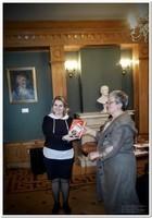 1 (12) Валентина Дименко передает книги в дар Библиотеке-читальне им. И.С. Тургенева