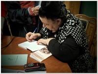 1 (27) Елена Монахова, автор книги, раздает автографы